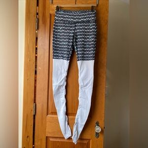 ALO Yoga Womens Goddess Ribbed Ruched Leggings Small Geometric White Black Teal